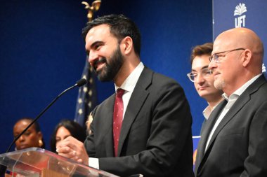 Zohran mamdani, New York belediye başkanlığı için demokratik aday Birleşmiş Öğretmenler Federasyonu 'nun desteğini kutluyor. Başkan Michael Mulgrew ve rütbeli üyeleriyle birlikte 9 Temmuz 2025' te Manhattan 'daki Uft karargahında.