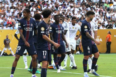 9 Temmuz 2025, New Jersey, ABD: oyuncular Paris Saint Germain ile Real Madrid arasında oynanan futbol maçında top bulundurmayı tartışır ve Fifa Dünya Kupası 2025 yarı finalleri için geçerlidir (niyi fote / thews2)