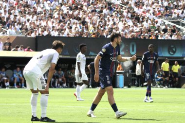 9 Temmuz 2025, New Jersey, ABD: oyuncular Paris Saint Germain ile Real Madrid arasında oynanan futbol maçında top bulundurmayı tartışır ve Fifa Dünya Kupası 2025 yarı finalleri için geçerlidir (niyi fote / thews2)