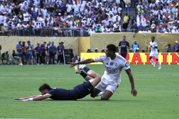 9 Temmuz 2025, New Jersey, ABD: oyuncular Paris Saint Germain ile Real Madrid arasında oynanan futbol maçında top bulundurmayı tartışır ve Fifa Dünya Kupası 2025 yarı finalleri için geçerlidir (niyi fote / thews2)