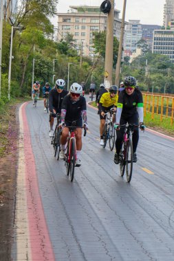 Sao Paulo (SP) Brazil 07 / 10 / 2025 - Sao Paulo şehrinin ana bisiklet rotası, sadece bisikletçileri uyarmak için bantla tutturulmuş çukurlu bölümler ve korkuluksuz bölgelerle bakım sorunları yaşıyor. (Carina baldırlarını kaldırır / yeni2)