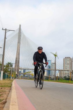 Sao Paulo (SP) Brazil 07 / 10 / 2025 - Sao Paulo şehrinin ana bisiklet rotası, sadece bisikletçileri uyarmak için bantla tutturulmuş çukurlu bölümler ve korkuluksuz bölgelerle bakım sorunları yaşıyor. (Carina baldırlarını kaldırır / yeni2)