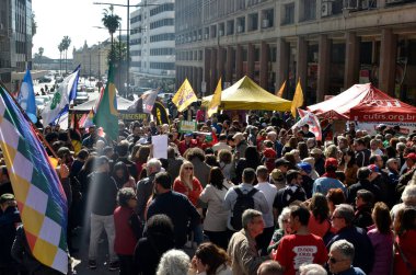 Porto Alegre (SC), 10 Temmuz 2025 Protesto / Şehirler / Ekonomi A gösterisi sendikalar, siyasi partiler ve öğrenci birliği tarafından Perşembe günü öğleden sonra gerçekleştirildi..