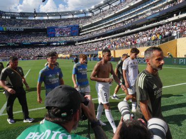 Yarı finaller sırasında ve sonra gerçek Madrid oyuncuları psg-fifa dünya kupasına karşı. 9 Temmuz 2025, New Jersey, ABD: mbappe # 9 gerçek Madrid oyuncularının ilk yarıdan sonra ve futbol maçının sonunda (niyi fote / theenews2)