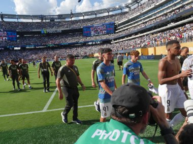 Yarı finaller sırasında ve sonra gerçek Madrid oyuncuları psg-fifa dünya kupasına karşı. 9 Temmuz 2025, New Jersey, ABD: mbappe # 9 gerçek Madrid oyuncularının ilk yarıdan sonra ve futbol maçının sonunda (niyi fote / theenews2)