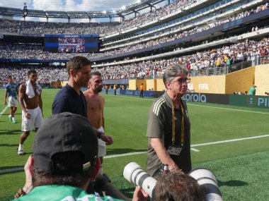 Yarı finaller sırasında ve sonra gerçek Madrid oyuncuları psg-fifa dünya kupasına karşı. 9 Temmuz 2025, New Jersey, ABD: Koç Xabi alonso ilk yarının ardından ve maçın sonunda (niyi fote / thews2)