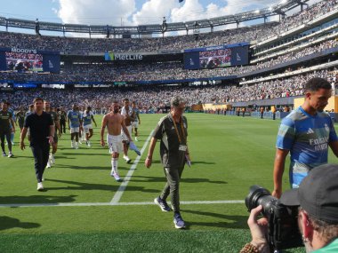 Yarı finaller sırasında ve sonra gerçek Madrid oyuncuları psg-fifa dünya kupasına karşı. 9 Temmuz 2025, New Jersey, ABD: Koç Xabi alonso ilk yarının ardından ve maçın sonunda (niyi fote / thews2)