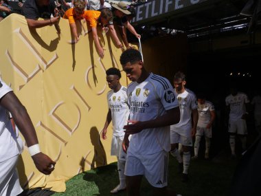 Yarı finaller sırasında ve sonra gerçek Madrid oyuncuları psg-fifa dünya kupasına karşı. 9 Temmuz 2025, New Jersey, ABD: vini jr # 7 ilk yarının ardından ve futbol maçının sonunda (niyi fote / theenews2)