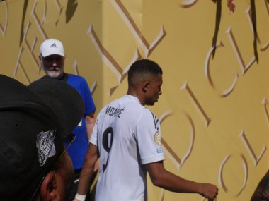 Yarı finaller sırasında ve sonra gerçek Madrid oyuncuları psg-fifa dünya kupasına karşı. 9 Temmuz 2025, New Jersey, ABD: mbappe # 9 gerçek Madrid oyuncularının ilk yarıdan sonra ve futbol maçının sonunda (niyi fote / theenews2)
