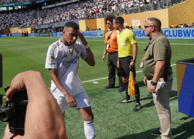 Yarı finaller sırasında ve sonra gerçek Madrid oyuncuları psg-fifa dünya kupasına karşı. 9 Temmuz 2025, New Jersey, ABD: mbappe # 9 gerçek Madrid oyuncularının ilk yarıdan sonra ve futbol maçının sonunda (niyi fote / theenews2)