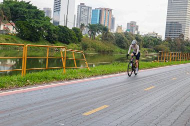Sao Paulo (SP) Brazil 07 / 10 / 2025 - Sao Paulo şehrinin ana bisiklet rotası, sadece bisikletçileri uyarmak için bantla tutturulmuş çukurlu bölümler ve korkuluksuz bölgelerle bakım sorunları yaşıyor. (Carina baldırlarını kaldırır / yeni2)