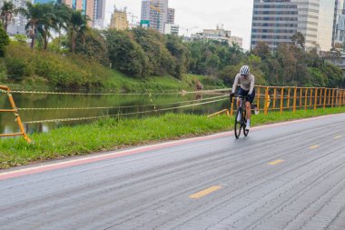 Sao Paulo (SP) Brazil 07 / 10 / 2025 - Sao Paulo şehrinin ana bisiklet rotası, sadece bisikletçileri uyarmak için bantla tutturulmuş çukurlu bölümler ve korkuluksuz bölgelerle bakım sorunları yaşıyor. (Carina baldırlarını kaldırır / yeni2)