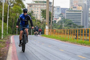 Sao Paulo (SP) Brazil 07 / 10 / 2025 - Sao Paulo şehrinin ana bisiklet rotası, sadece bisikletçileri uyarmak için bantla tutturulmuş çukurlu bölümler ve korkuluksuz bölgelerle bakım sorunları yaşıyor. (Carina baldırlarını kaldırır / yeni2)