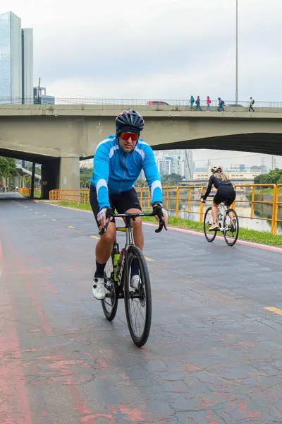 Sao Paulo (SP) Brazil 07 / 10 / 2025 - Sao Paulo şehrinin ana bisiklet rotası, sadece bisikletçileri uyarmak için bantla tutturulmuş çukurlu bölümler ve korkuluksuz bölgelerle bakım sorunları yaşıyor. (Carina baldırlarını kaldırır / yeni2)