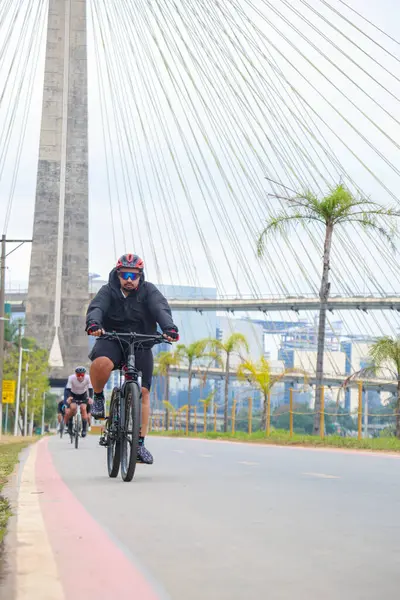Sao Paulo (SP) Brazil 07 / 10 / 2025 - Sao Paulo şehrinin ana bisiklet rotası, sadece bisikletçileri uyarmak için bantla tutturulmuş çukurlu bölümler ve korkuluksuz bölgelerle bakım sorunları yaşıyor. (Carina baldırlarını kaldırır / yeni2)
