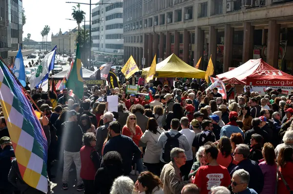 Porto Alegre (SC), 10 Temmuz 2025 Protesto / Şehirler / Ekonomi A gösterisi sendikalar, siyasi partiler ve öğrenci birliği tarafından Perşembe günü öğleden sonra gerçekleştirildi..