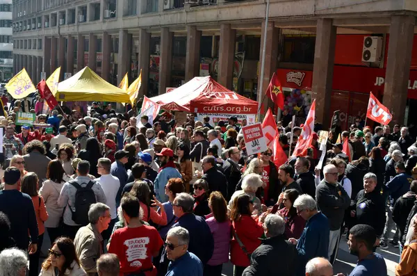 Porto Alegre (SC), 10 Temmuz 2025 Protesto / Şehirler / Ekonomi A gösterisi sendikalar, siyasi partiler ve öğrenci birliği tarafından Perşembe günü öğleden sonra gerçekleştirildi..