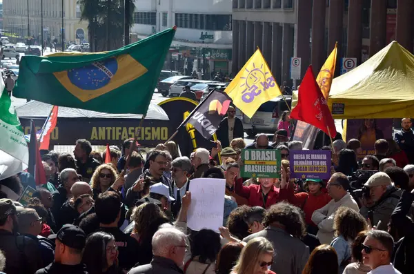 Porto Alegre (SC), 10 Temmuz 2025 Protesto / Şehirler / Ekonomi A gösterisi sendikalar, siyasi partiler ve öğrenci birliği tarafından Perşembe günü öğleden sonra gerçekleştirildi..