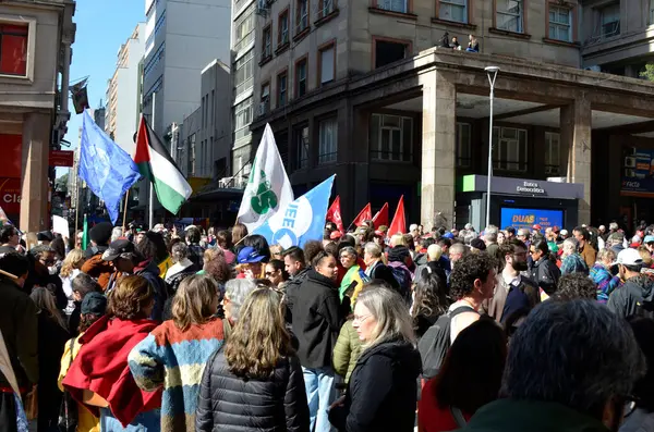 Porto Alegre (SC), 10 Temmuz 2025 Protesto / Şehirler / Ekonomi A gösterisi sendikalar, siyasi partiler ve öğrenci birliği tarafından Perşembe günü öğleden sonra gerçekleştirildi..