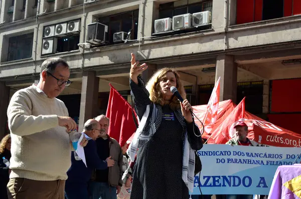 Porto Alegre (SC), 10 Temmuz 2025 Protesto / Şehirler / Ekonomi A gösterisi sendikalar, siyasi partiler ve öğrenci birliği tarafından Perşembe günü öğleden sonra gerçekleştirildi..