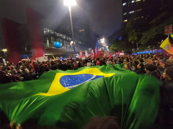 Sao Paulo (SP), Brezilya 7 / 10 / 2025 - Protestocular Brezilya 'nın egemenliği ve milyarderlerin, bankaların ve bahislerin vergilendirilmesi ve Donald Trump (leandro chemalle / theenews2)