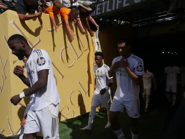 Yarı finaller sırasında ve sonra gerçek Madrid oyuncuları psg-fifa dünya kupasına karşı. 9 Temmuz 2025, New Jersey, ABD: vini jr # 7 ilk yarının ardından ve futbol maçının sonunda (niyi fote / theenews2)