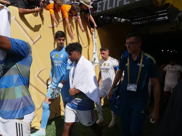 Yarı finaller sırasında ve sonra gerçek Madrid oyuncuları psg-fifa dünya kupasına karşı. 9 Temmuz 2025, New Jersey, ABD: İlk yarının ardından ve futbol maçının sonunda (niyi fote / thenews2)