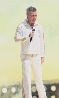 Robbie Williams ve Laura Pausini unutulmaz bir şekilde Chelsea ve PSG arasındaki final maçında Fifa Dünya Kulüpler Kupası 'na yükseldiler. 13 Temmuz 2025, New Jersey, ABD