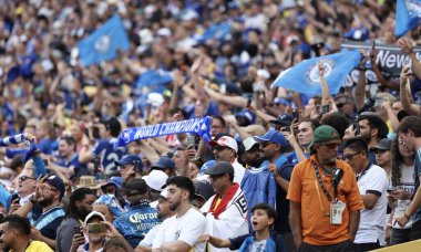 13 Temmuz 2025, New Jersey, ABD: Chelsea ve Psg arasında oynanan futbol maçı sonrasında Metlife Stadyumu 'nda 2025 Dünya Kulüpler Kupası finalleri için geçerli olan taraftarlarla zaferlerini kutluyorlar (niyi fote / theenews2)