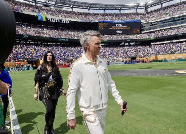 Robbie Williams ve Laura Pausini Chelsea ile PSG arasındaki final maçında FIFA Dünya Kulüpler Kupası için unutulmaz hazırlıklar yapıyorlar. 13 Temmuz 2025, New Jersey, ABD (niyi fote / theenews2)