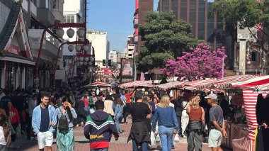 Sao Paulo (SP), Brezilya 07 / 13 / 2025 - Sao Paulo şehrinin merkezi bölgesi olan Liberdade Mahallesi 'nde turist hareketi, bu Pazar, 13 Temmuz 2025. (Oslaim Brito / the newws2)