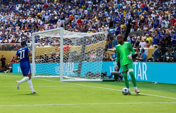 13 Temmuz 2025, New Jersey, ABD: Chelsea ile Psg arasındaki futbol maçında Chelsea 'nin kalecisi Robert Sanchez, New Jersey' deki Metlife Stadyumu 'nda oynanan 2025 Dünya Kupası finali için geçerli. (niyi fote / the new ws2)