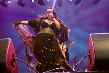 Tulipa Ruiz yazın Brezilya 'da sahne alacak. 18 Temmuz 2025, New York, ABD: Tulipa Ruiz, Brezilyalı şarkıcı ve söz yazarı, güçlü sesiyle ve etkileyici sözleriyle tanınır. (niyi fote / the new ws2)