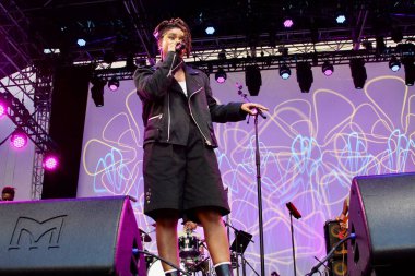 Melly yaz aylarında Brezilya 'da sahne alıyor. 18 Temmuz 2025, New York, ABD: Melly altı yaşında şarkı söylemeye başladı ve sadece 23 yaşında Amerikan R & B 'sini harmanlayarak Brezilya müziğinde göze çarpan bir ses olarak ortaya çıktı. (niyi fote / the new ws2)