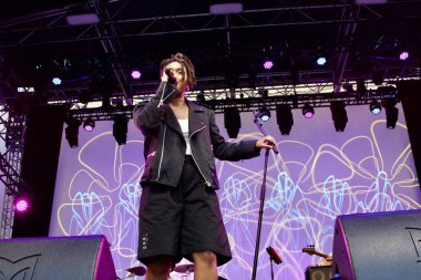 Melly yaz aylarında Brezilya 'da sahne alıyor. 18 Temmuz 2025, New York, ABD: Melly altı yaşında şarkı söylemeye başladı ve sadece 23 yaşında Amerikan R & B 'sini harmanlayarak Brezilya müziğinde göze çarpan bir ses olarak ortaya çıktı. (niyi fote / the new ws2)