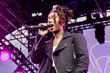 Melly yaz aylarında Brezilya 'da sahne alıyor. 18 Temmuz 2025, New York, ABD: Melly altı yaşında şarkı söylemeye başladı ve sadece 23 yaşında Amerikan R & B 'sini harmanlayarak Brezilya müziğinde göze çarpan bir ses olarak ortaya çıktı. (niyi fote / the new ws2)