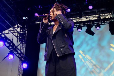 Melly yaz aylarında Brezilya 'da sahne alıyor. 18 Temmuz 2025, New York, ABD: Melly altı yaşında şarkı söylemeye başladı ve sadece 23 yaşında Amerikan R & B 'sini harmanlayarak Brezilya müziğinde göze çarpan bir ses olarak ortaya çıktı. (niyi fote / the new ws2)