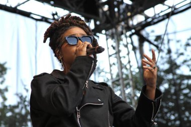 Melly yaz aylarında Brezilya 'da sahne alıyor. 18 Temmuz 2025, New York, ABD: Melly altı yaşında şarkı söylemeye başladı ve sadece 23 yaşında Amerikan R & B 'sini harmanlayarak Brezilya müziğinde göze çarpan bir ses olarak ortaya çıktı. (niyi fote / the new ws2)