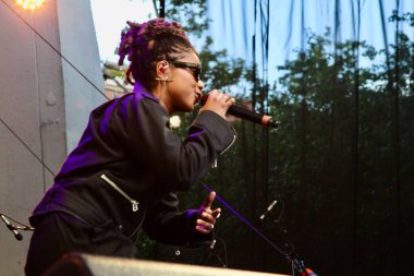 Melly yaz aylarında Brezilya 'da sahne alıyor. 18 Temmuz 2025, New York, ABD: Melly altı yaşında şarkı söylemeye başladı ve sadece 23 yaşında Amerikan R & B 'sini harmanlayarak Brezilya müziğinde göze çarpan bir ses olarak ortaya çıktı. (niyi fote / the new ws2)