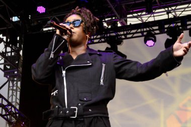 Melly yaz aylarında Brezilya 'da sahne alıyor. 18 Temmuz 2025, New York, ABD: Melly altı yaşında şarkı söylemeye başladı ve sadece 23 yaşında Amerikan R & B 'sini harmanlayarak Brezilya müziğinde göze çarpan bir ses olarak ortaya çıktı. (niyi fote / the new ws2)