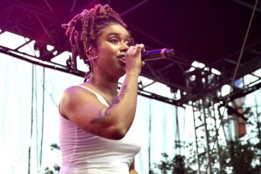 Melly yaz aylarında Brezilya 'da sahne alıyor. 18 Temmuz 2025, New York, ABD: Melly altı yaşında şarkı söylemeye başladı ve sadece 23 yaşında Amerikan R & B 'sini harmanlayarak Brezilya müziğinde göze çarpan bir ses olarak ortaya çıktı. (niyi fote / the new ws2)