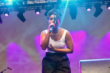 Melly yaz aylarında Brezilya 'da sahne alıyor. 18 Temmuz 2025, New York, ABD: Melly altı yaşında şarkı söylemeye başladı ve sadece 23 yaşında Amerikan R & B 'sini harmanlayarak Brezilya müziğinde göze çarpan bir ses olarak ortaya çıktı. (niyi fote / the new ws2)