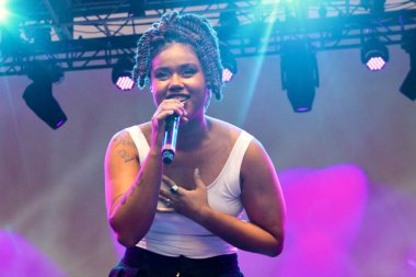 Melly yaz aylarında Brezilya 'da sahne alıyor. 18 Temmuz 2025, New York, ABD: Melly altı yaşında şarkı söylemeye başladı ve sadece 23 yaşında Amerikan R & B 'sini harmanlayarak Brezilya müziğinde göze çarpan bir ses olarak ortaya çıktı. (niyi fote / the new ws2)