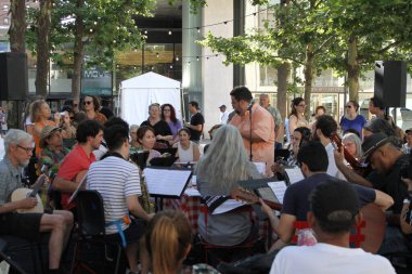 Roda de choro ve bölgesel samauma performansları. Yazın Brezilya haftası için. 18 Temmuz 2025, New York, ABD: New York merkezli Brezilya korosu ve samba, Brezilya 'nın seslerinin kutlanması için bölgesel samauma topluluğunu oluşturur (niyi fote / thews2)