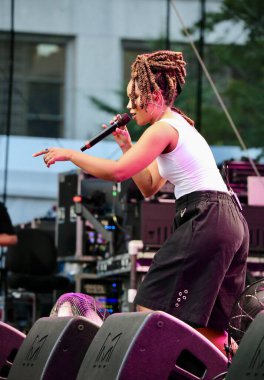 Melly, Cidade Brasil Yaz Haftası 'nda sahne alıyor. 18 Temmuz 2025, New York, ABD: Melly şarkı söylemeye altı yaşında başladı ve henüz 23 yaşındayken Amerikan R & B 'sini kökleriyle harmanlayarak Brezilya müziğinde lider bir ses olarak ortaya çıktı. (niyi fote / the new ws2)