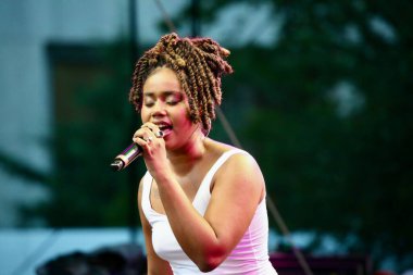 Melly, Cidade Brasil Yaz Haftası 'nda sahne alıyor. 18 Temmuz 2025, New York, ABD: Melly şarkı söylemeye altı yaşında başladı ve henüz 23 yaşındayken Amerikan R & B 'sini kökleriyle harmanlayarak Brezilya müziğinde lider bir ses olarak ortaya çıktı. (niyi fote / the new ws2)