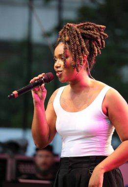 Melly, Cidade Brasil Yaz Haftası 'nda sahne alıyor. 18 Temmuz 2025, New York, ABD: Melly şarkı söylemeye altı yaşında başladı ve henüz 23 yaşındayken Amerikan R & B 'sini kökleriyle harmanlayarak Brezilya müziğinde lider bir ses olarak ortaya çıktı. (niyi fote / the new ws2)