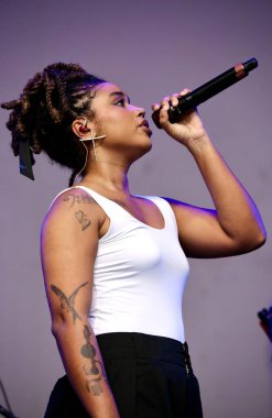 Melly, Cidade Brasil Yaz Haftası 'nda sahne alıyor. 18 Temmuz 2025, New York, ABD: Melly şarkı söylemeye altı yaşında başladı ve henüz 23 yaşındayken Amerikan R & B 'sini kökleriyle harmanlayarak Brezilya müziğinde lider bir ses olarak ortaya çıktı. (niyi fote / the new ws2)