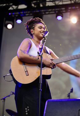 Melly, Cidade Brasil Yaz Haftası 'nda sahne alıyor. 18 Temmuz 2025, New York, ABD: Melly şarkı söylemeye altı yaşında başladı ve henüz 23 yaşındayken Amerikan R & B 'sini kökleriyle harmanlayarak Brezilya müziğinde lider bir ses olarak ortaya çıktı. (niyi fote / the new ws2)