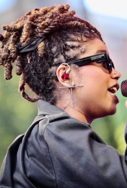 Melly, Cidade Brasil Yaz Haftası 'nda sahne alıyor. 18 Temmuz 2025, New York, ABD: Melly şarkı söylemeye altı yaşında başladı ve henüz 23 yaşındayken Amerikan R & B 'sini kökleriyle harmanlayarak Brezilya müziğinde lider bir ses olarak ortaya çıktı. (niyi fote / the new ws2)